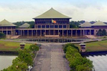 පාර්ලිමේන්තුවට හදිසියේම විශේෂ ආරක්ෂාවක් යොදවයි..! පොලිසිය හමුදාවට අමතරව කැරලි මර්දන ඒකකයත් යොදවයි