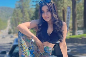 கடற்கரையில் டூபீஸ் ஆடையில் போஸ்? ரசிகர்களை வாய்ப்பிளக்க வைக்கும் நடிகை சாக்ஷி அகர்வாலின் புகைப்படம்