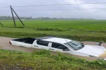 வாய்க்காலுக்குள் பாய்ந்து கெப் வாகனம் விபத்து