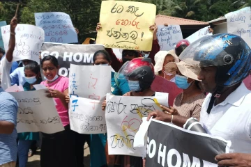 வவுனியாவில் சீன மொழியை தாங்கியவாறு போராட்டம்