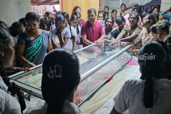 முல்லைத்தீவு மருத்துவமனையில் உயிரிழந்த சிறுமி! தோழியின் உடலை தூக்கிச்சென்ற மாணவிகள் | Girl Dies At Mullaitivu Hospital
