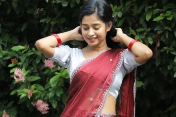 பிக் பாஸ் புகழ் ஜனனி தாவணியில் அழகிய போஸ்