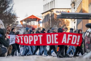 ஜேர்மனியில் தீவிர வலதுசாரிக் கட்சியை தடை செய்ய ஆர்ப்பாட்டத்தில் குதித்த பொதுமக்கள்