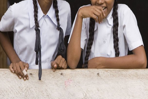 வறுமையால் விபரித முடிவை தேடிய பாடசாலை மாணவி | A Schoolgirl Who Sought End Due To Poverty