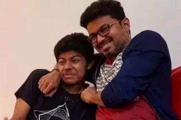 விஜய் அணிந்திருந்த அதே விஷயத்தை அணிந்திருக்கும் மகன் சஞ்சய்.. புகைப்படம் இதோ