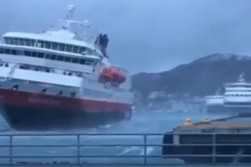 பிரேக் பிடிக்காத ராட்சத கப்பல்...இறுதியில் என்ன நடந்தது தெரியுமா? ஒரு நிமிடம் ஷாக் கொடுத்த காட்சி