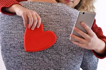 23 வயதான கணவன் மருத்துவமனையில்; விலையுயர்ந்த பொருட்களுடன் மனைவி காதலனுடன் ஓட்டம்!