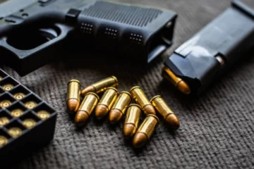 வனப்பகுதியிலிருந்து கைத்துப்பாக்கி, தோட்டாக்கள் மீட்பு