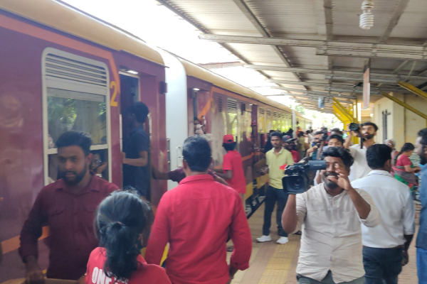 சகோதரத்துவ தொடருந்தை வவுனியாவில் வரவேற்ற பிரதி அமைச்சர் | Sagotharaththuva Pugaiyiratham