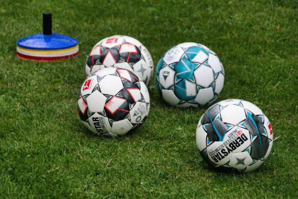 கால்பந்து விளையாடிக்கொண்டிருந்த சிறுமிக்கு நேர்ந்த துயரம் | Swiss School Girl Dies While Play Football