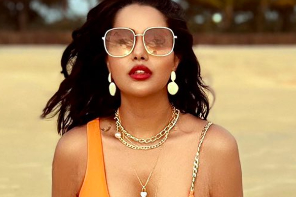 லோ நெக் ஆடையில் டாப் ஆங்கிளில் இப்படியொரு போஸ்.. பிக்பாஸ் நடிகை வெளியிட்ட போட்டோஷூட்.. | Raiza Wilson Latest Top Angle Photoshoot Viral