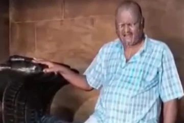 நான் தான் கடவுள்; சாமி சிலை மீது ஏறி அமர்ந்த நபர் - அர்ச்சகர் பூஜை, ட்ரெண்டிங் சம்பவம்!