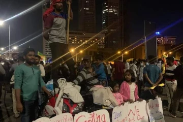 காலிமுகத்திடலில் போராட்டக்காரர்கள் மற்றும் பொலிஸார் இடையே இடம்பெற்ற நெகிழ்ச்சி சம்பவம்