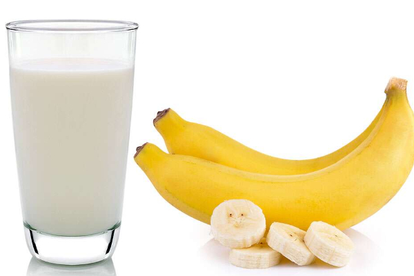 பாலுடன் வாழைப்பழத்தை எப்போதும் சேர்த்து சாப்பிடாதீங்க... இந்த பக்கவிளைவை ஏற்படுத்துமாம்! | Have You Been Eating Bananas With Milk