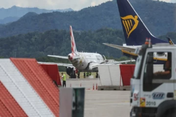 விமானம் புறப்பட தயாராக இருந்தபோது நிகழ்ந்த அனர்த்தம்: பல விமான சேவைகள் இரத்து