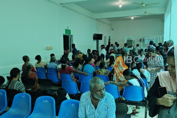 பணிப்புறக்கணிப்பில் குதித்துள்ள முல்லைத்தீவு தாதியர்கள் | Mullaitivu Nurses Go On Strike