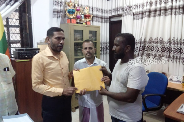 எரிபொருள் கோரி வீதிக்கு இறங்கிய கல்முனை முச்சக்கரவண்டி உரிமையாளர்கள் (Photos) | Kalmunai Three Wheel Drivers Protest