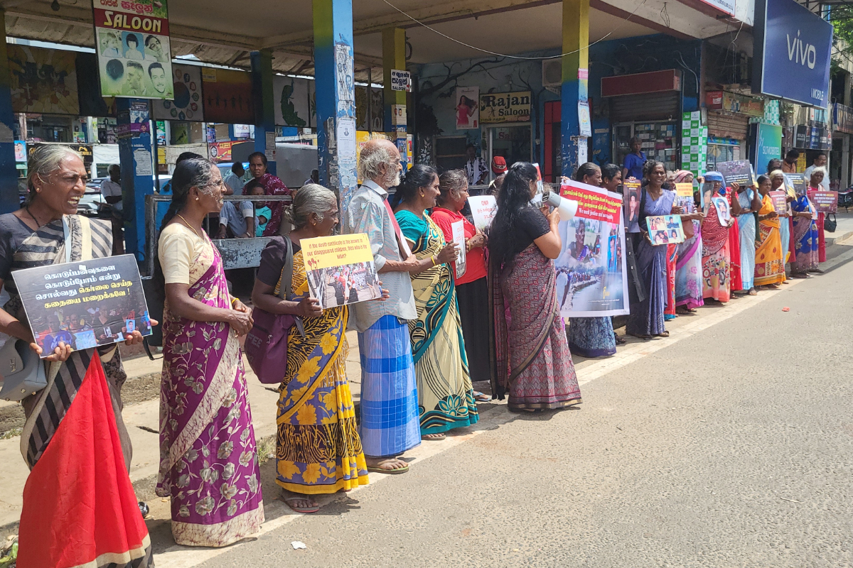 காணாமல் ஆக்கப்பட்டோருக்கு நிதி தேவை இல்லை நீதியே தேவை: வவுனியாவில் ஆர்ப்பாட்டம்! | Relatives Of The Disappeared Protest In Vavuniya