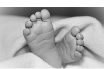 விபத்தின் போது காரில் திறந்த ஏர்பேக் - பெற்றோர் கண்முன்னே துடிதுடித்து உயிரிழந்த குழந்தை!