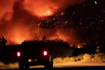 கனடாவில் ஒரு கிராமமே தீக்கிரையான சம்பவம் மனித தவறா? வெடித்த சர்ச்சை