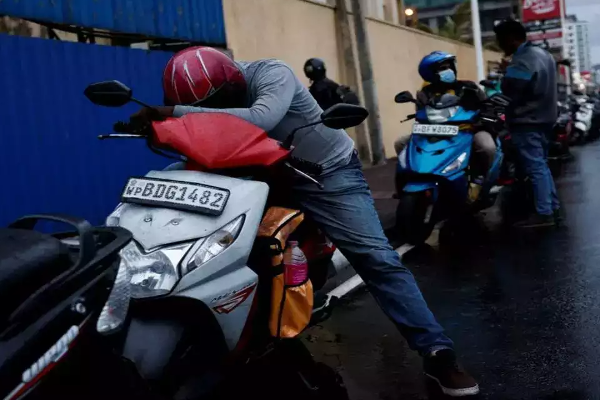 மேலும் ஒருவரை காவு வாங்கிய எரிபொருள் வரிசை! | And The Fuel Line That Bought Someone Else