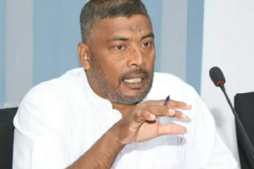 அரசியல் விபச்சாரிகளுக்கு விளக்குமாற்றினால் பாடம் புகட்டவேண்டும் - காட்டமாக அறிக்கை