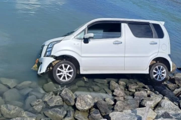 யாழ்ப்பாணம் சென்றுகொண்டிருந்த கார் கடலுக்குள் பாய்ந்தது