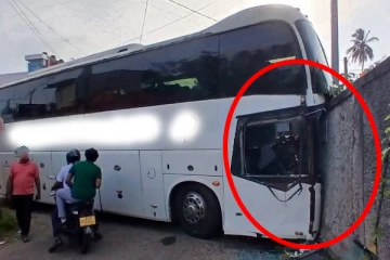 யாழில் இருந்து கொழும்பு சென்ற சொகுசு பேருந்து விபத்து; மூவருக்கு நேர்ந்த கதி!