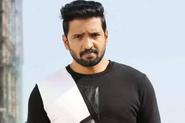 நடிகர் சந்தானத்தின் மகனா இவர், நன்றாக வளர்ந்துவிட்டாரே?- லேட்டஸ்ட் க்ளிக் எங்கே சென்றுள்ளார் தெரியுமா