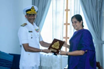 கிழக்கு அளுனரை சந்தித்த புதிய கடற்படை தளபதி!