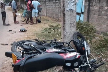 யாழில் அதிவேகத்தால் இளைஞன் பலி; மற்றொருவர் அதிதீவிர சிகிச்சை பிரிவில்(Photos)