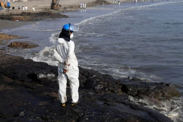 தங்க நிறத்தில் ஜொலித்த கடற்கரை கறுப்பு நிறத்திற்கு மாறியது!