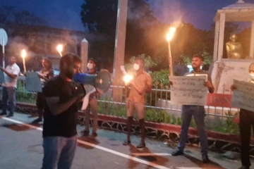 திருகோணமலையில் அவசரகால சட்டத்திற்கு எதிர்ப்பு தெரிவித்து ஆர்ப்பாட்டம் (Photos)