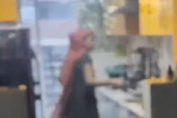 வீட்டில் பணிப்பெண் செய்த செயல்; மிரண்ட குடும்பத்தினர் - ஷாக் வீடியோ!