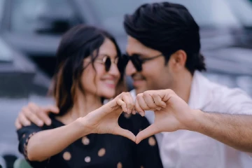 දෙවියෝ මවලා වගේ ඒ දෙන්නගේ ලස්සන බලන්නකෝ - උසට උසේ මේක නම් පුදුම ගැළපීමක්[PHOTOS]