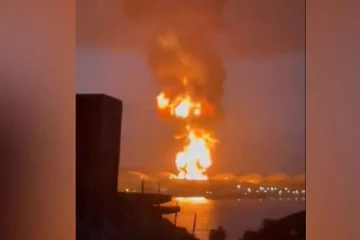 எண்ணெய்க் கிடங்கில் மின்னல் தாக்கியதால் மல மலவென பரவிய தீ