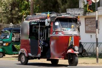 யாழில் முச்சக்கர வண்டிகளுக்குள் இடம்பெறும் மோசமான சம்பவம்!