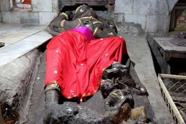 சனி பகவானை வாலால் கட்டிவைத்திருக்கும் அனுமன்- சனி தோஷம் போக்கும் ஆலயம் | Motha Maruti Hanuman Temple Lonar History