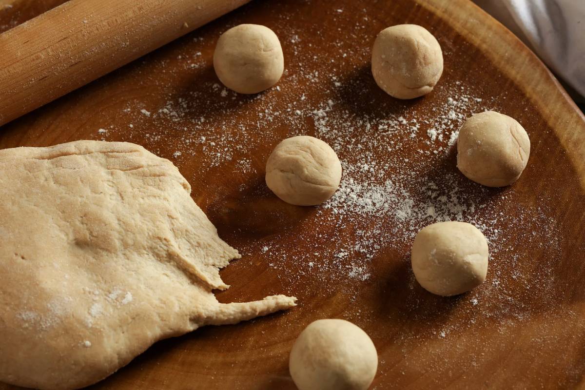 ஷப்பாத்தி மாவு குளிர்சாதன பெட்டியில் வைத்தாலும் கருப்பாகுதா? இப்படி சேமித்து வைங்க | How To Safely Store Leftover Chapati Dough