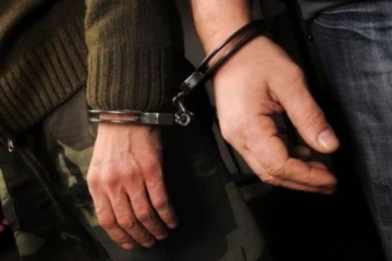 තරුණියකගේ නිරුවත් ඡායා ළඟ තබාගත් විශ්වවිද්‍යාල සිසුන් දෙදෙනෙකු අත්අඩංගුවට