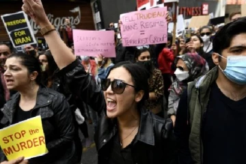 கனடாவில் தலைமுடியை வெட்டி ஆர்ப்பாட்டத்தில் ஈடுபட்ட பெண்கள்