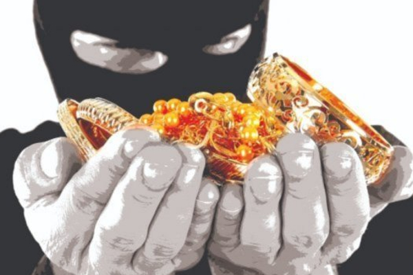 யாழில் தனித்திருந்த மூதாட்டிக்கு கூட இருந்தவர்களால் நேர்ந்த நிலை! | Jaffna Robbery Old Women