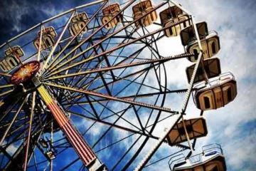 வெளிநாடொன்றில் தீடிரென கழன்று விழுந்த ராட்டினம்: சிறுவர்களுக்கு நேர்ந்த விபரீதம்!