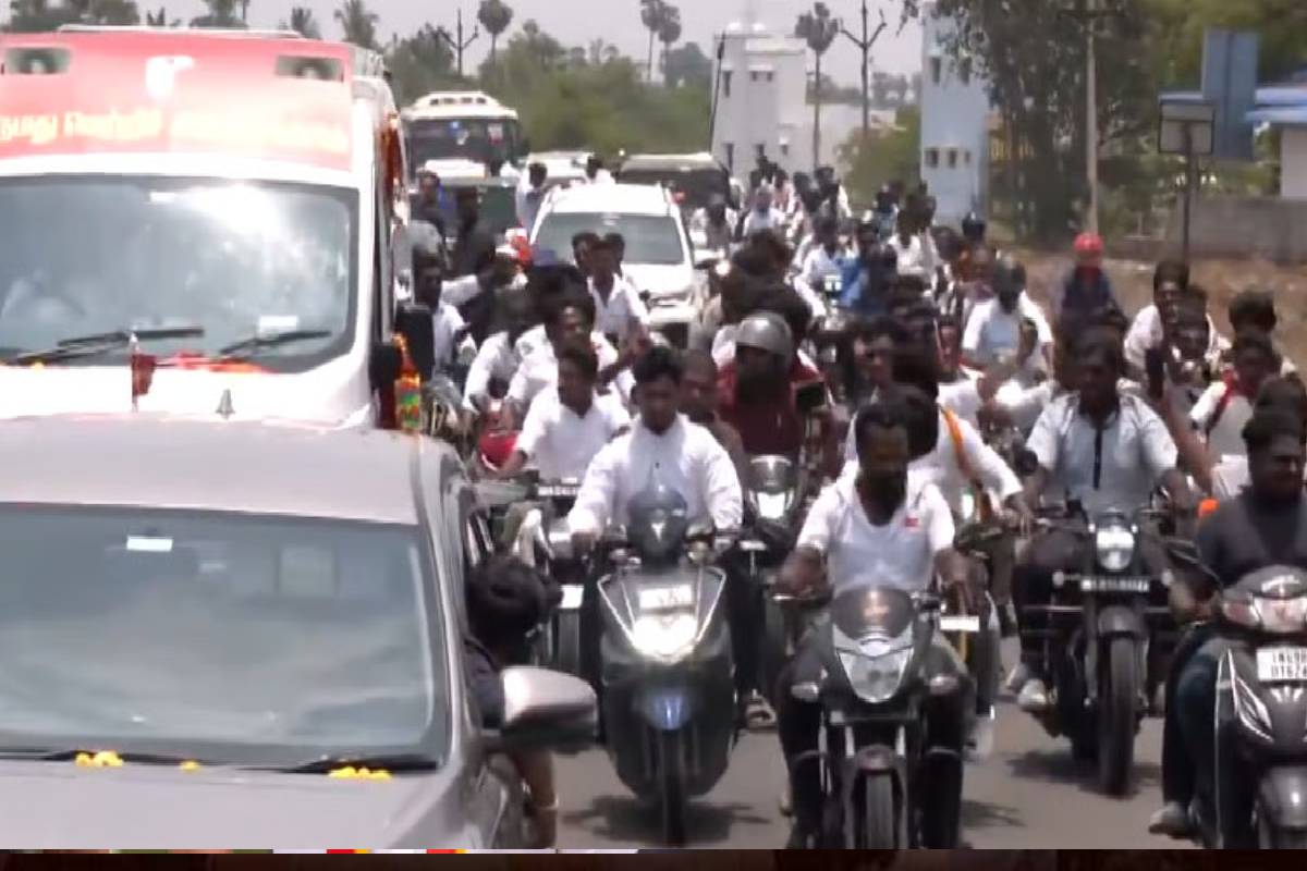 விஜய்யின் தொண்டர்கள் விரல்களை பூட்ஸ் காலால் நசுக்கிய பவுன்சர்: வீடியோ வெளியாகி பரபரப்பு! | Bouncer Crushes Vijays Volunteers Fingers