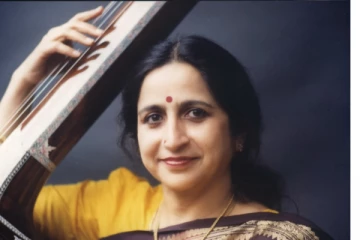 பிரபல இந்தியப் பாடகிக்கு பிரான்சின் உயரிய விருது