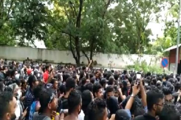 பிரதமரின் கொழும்பு  உத்தியோகபூர்வ இல்லத்தை முற்றுகையிட்ட பெருந்திரளான மக்கள்