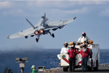 செங்கடல் வழியாக சென்ற இஸ்ரேலிய கப்பலை கடத்தியதால் பெரும் பரபரப்பு (Video)