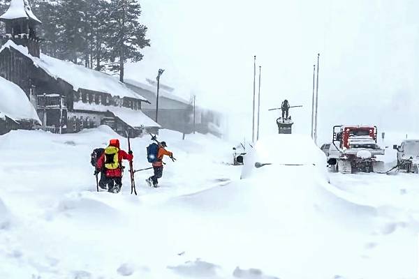 வெளிநாடொன்றில் பனிச்சரிவில் சிக்கி 9 பேர் மாயம் | 9 People Missing After Avalanche In California