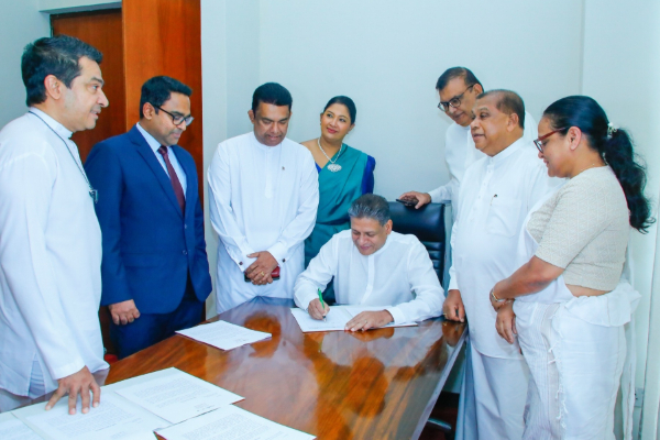 ஹரிணி அமரசூரியவுக்கு எதிரான நம்பிக்கையில்லாப் பிரேரணை கைச்சாத்து | The No Confidence Motion Against Pm Harini