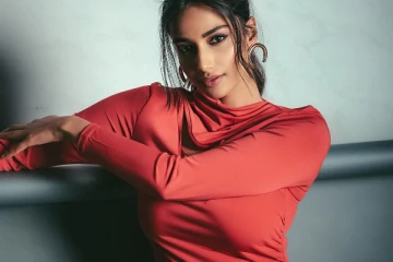 ட்ரெண்டி உடையில் GOAT நடிகை மீனாக்ஷி சவுத்ரி.. அழகிய ஸ்டில்கள்